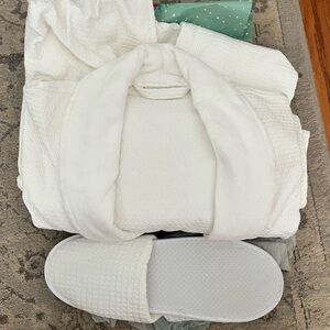White Women’s Bathrobe and Slippers Set - brand new